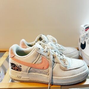 Nike Women's Air Force 1 low Basketball Shoe, Sail/Arctic Orange-black